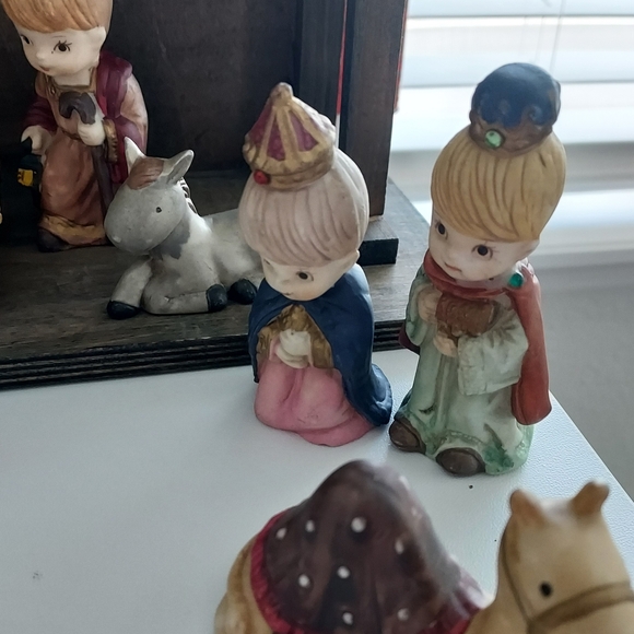 Christmas Children Porcelain Nativity Wood Stable Manger With Box Jeweled READ - Picture 4 of 10